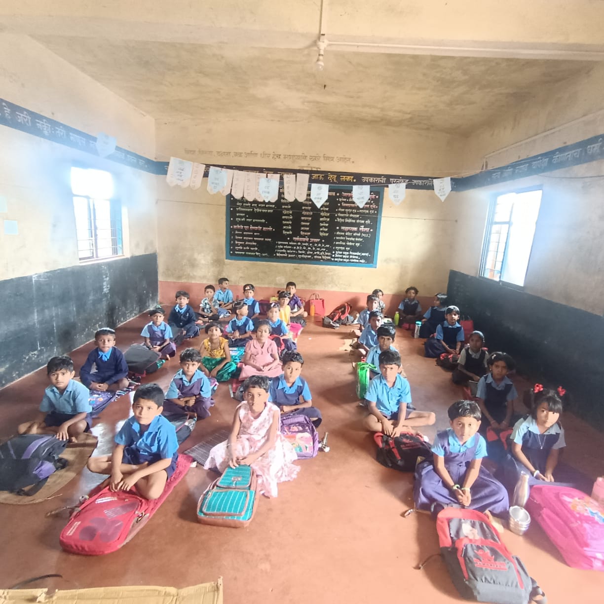 lok-kalp-foundation-donates-whiteboard-study-tables-mhps-jamboti-school-4