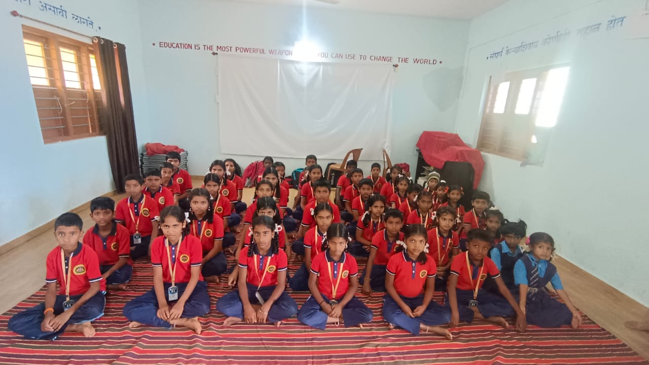 lok-kalp-foundation-donates-sweaters-students-kalmani-chikale-maan2